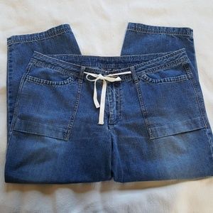 Plus size capris blue jeans with drawstring.